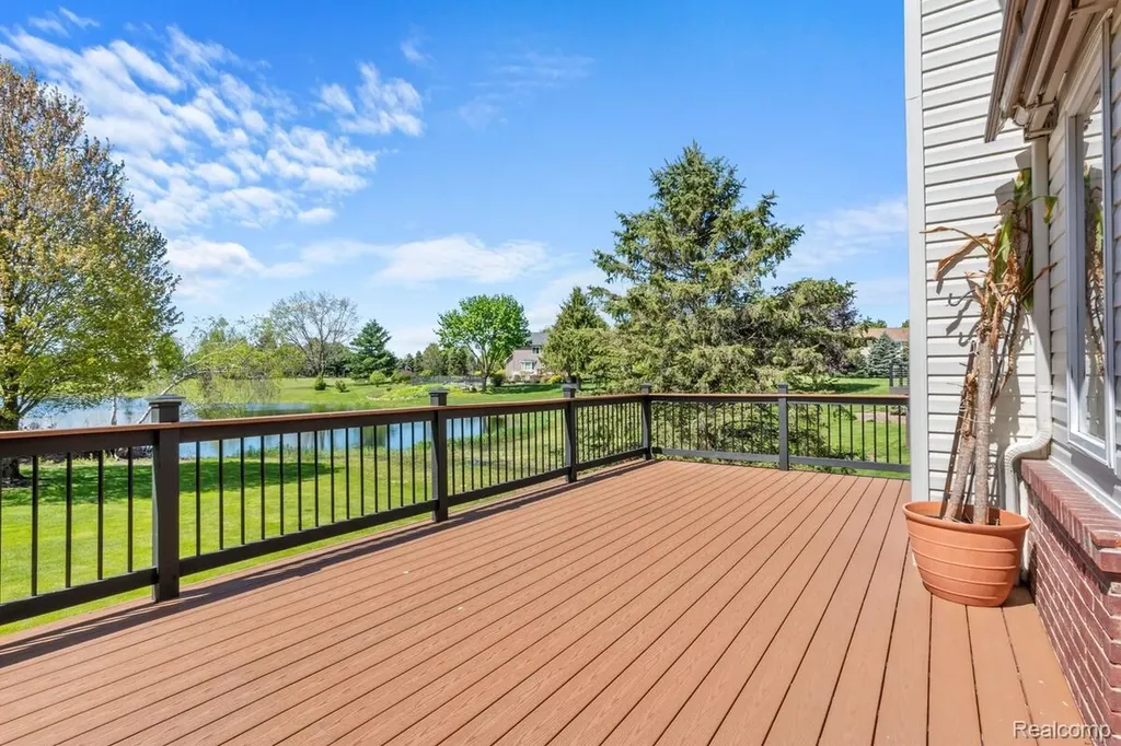 221 Maplewood Drive Brandon Charter Township MI 48348