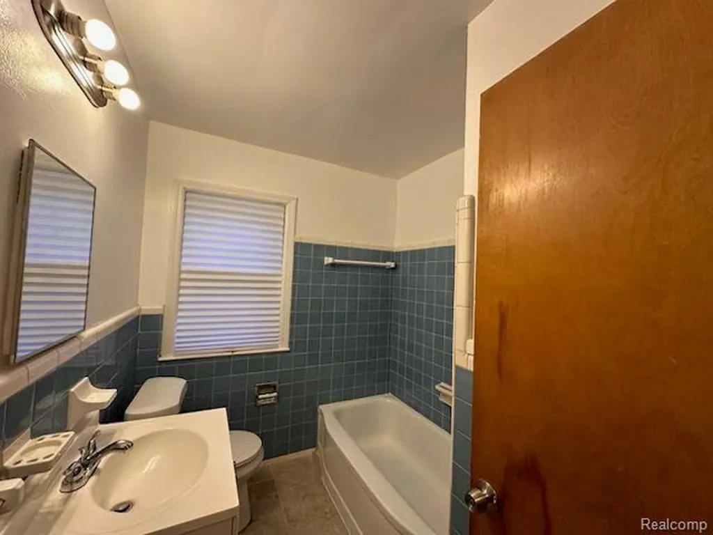19502 Whitcomb Street Detroit City MI 48235