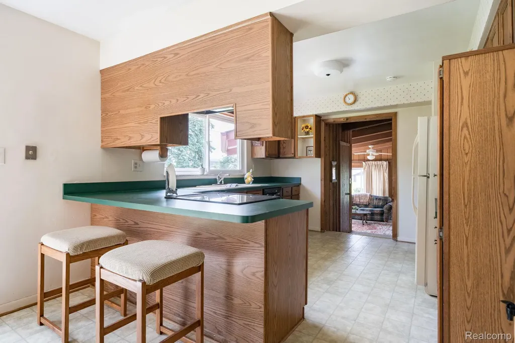 5871 Brewster Road Oakland Charter Township MI 48306