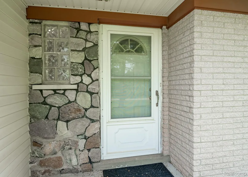 5871 Brewster Road Oakland Charter Township MI 48306