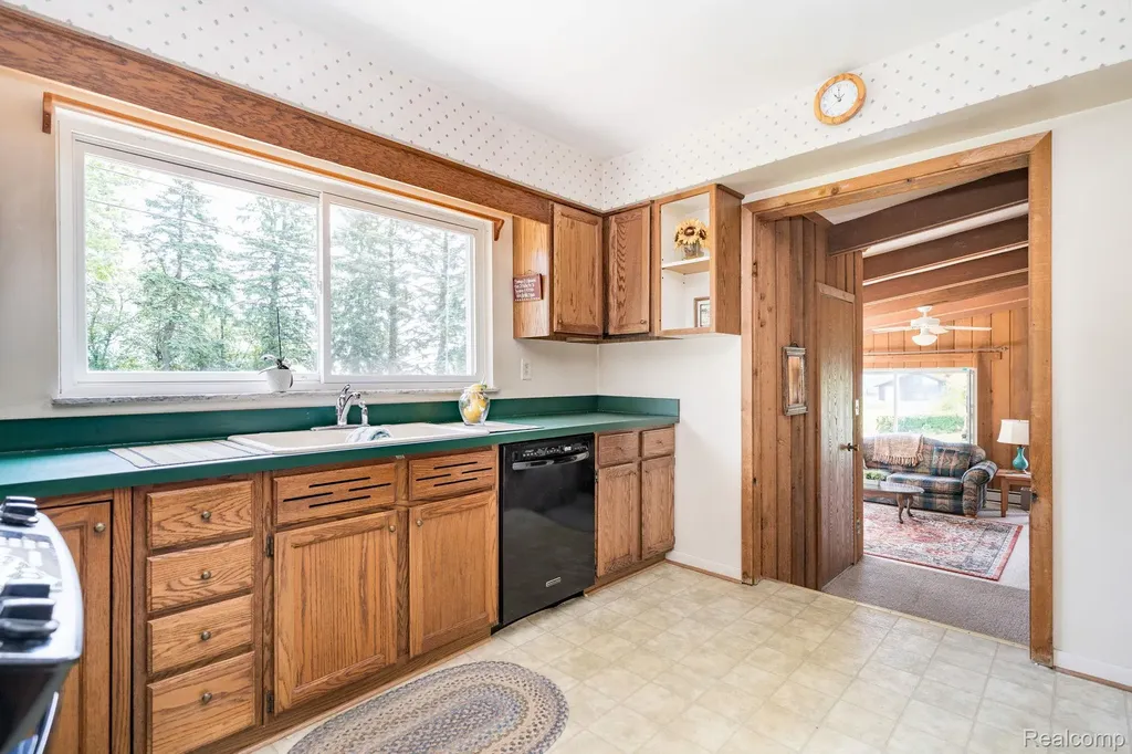5871 Brewster Road Oakland Charter Township MI 48306