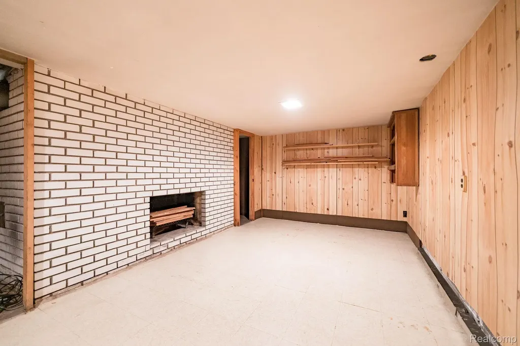 5871 Brewster Road Oakland Charter Township MI 48306