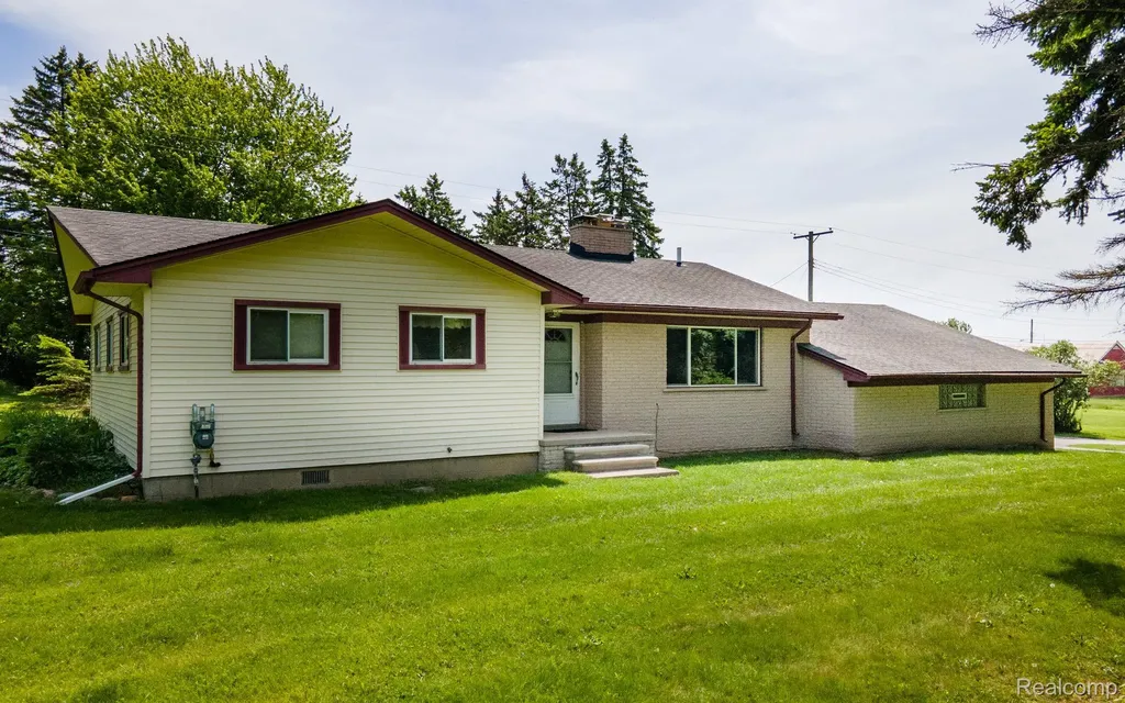 5871 Brewster Road Oakland Charter Township MI 48306