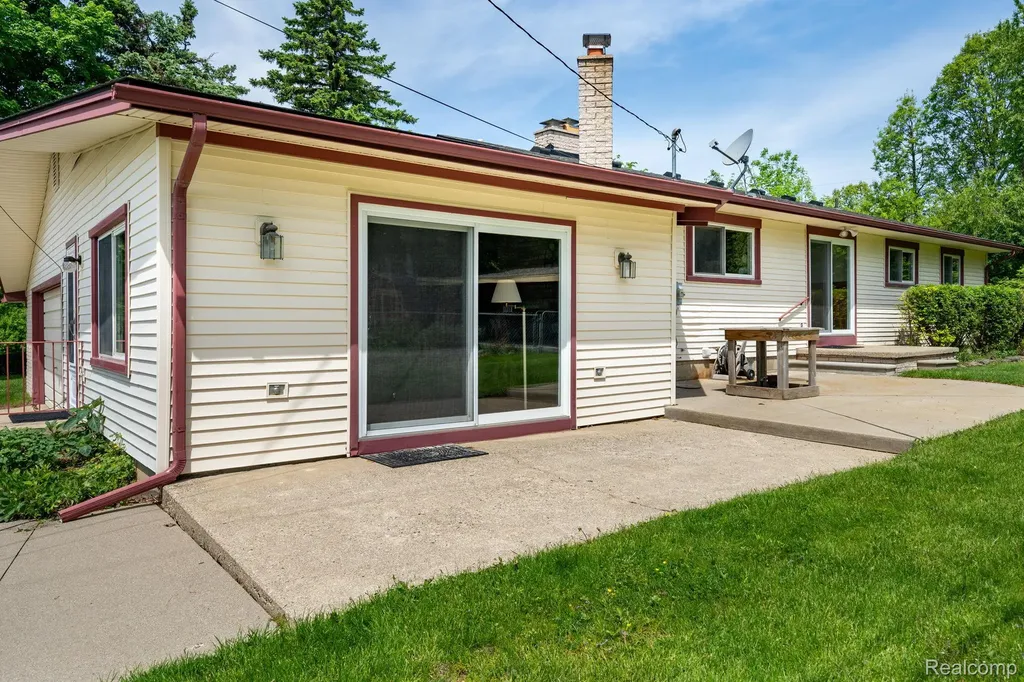 5871 Brewster Road Oakland Charter Township MI 48306