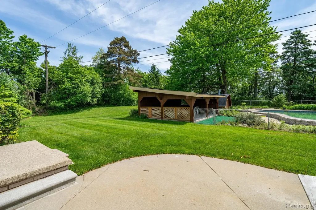 5871 Brewster Road Oakland Charter Township MI 48306