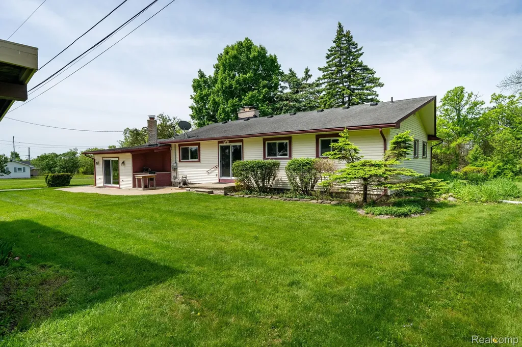 5871 Brewster Road Oakland Charter Township MI 48306