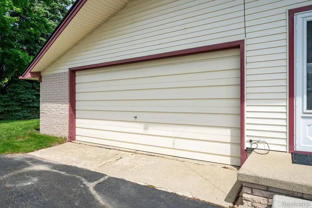 5871 Brewster Road Oakland Charter Township MI 48306