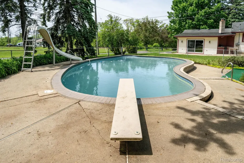 5871 Brewster Road Oakland Charter Township MI 48306