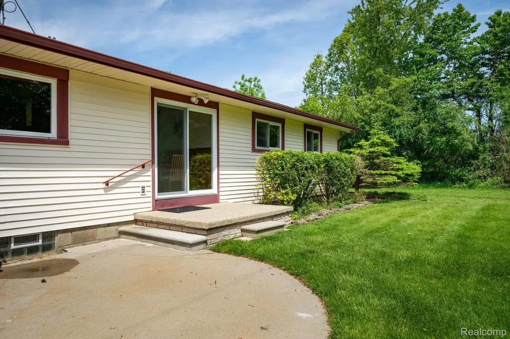 5871 Brewster Road Oakland Charter Township MI 48306