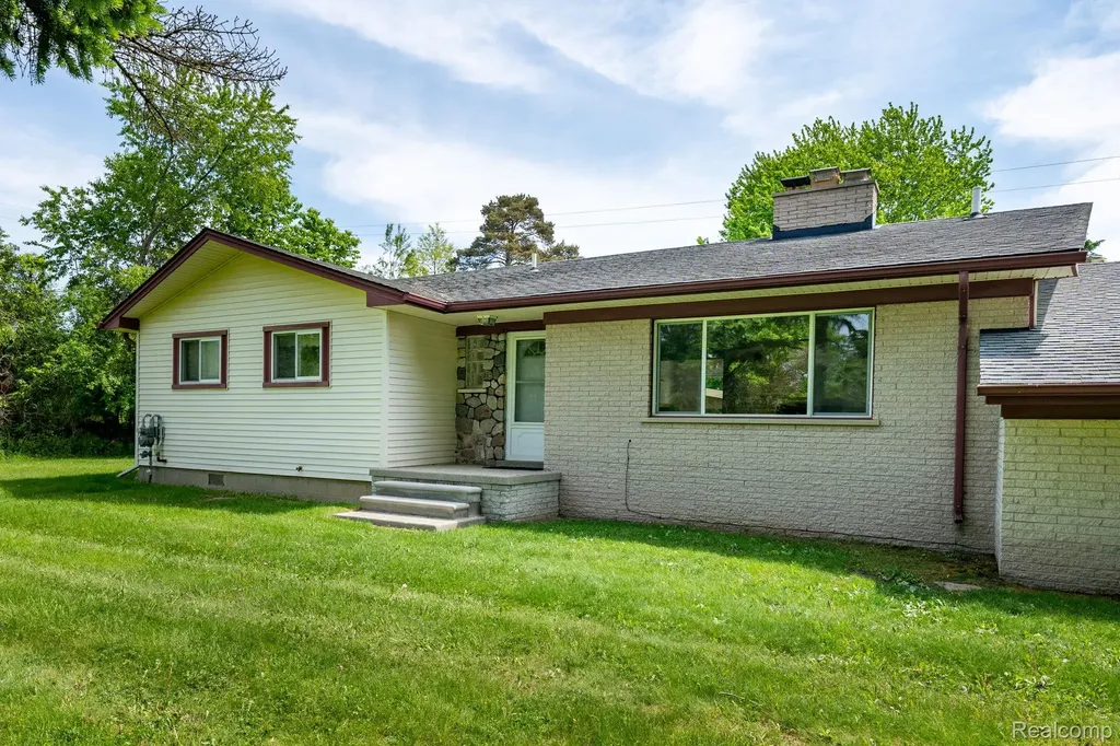 5871 Brewster Road Oakland Charter Township MI 48306
