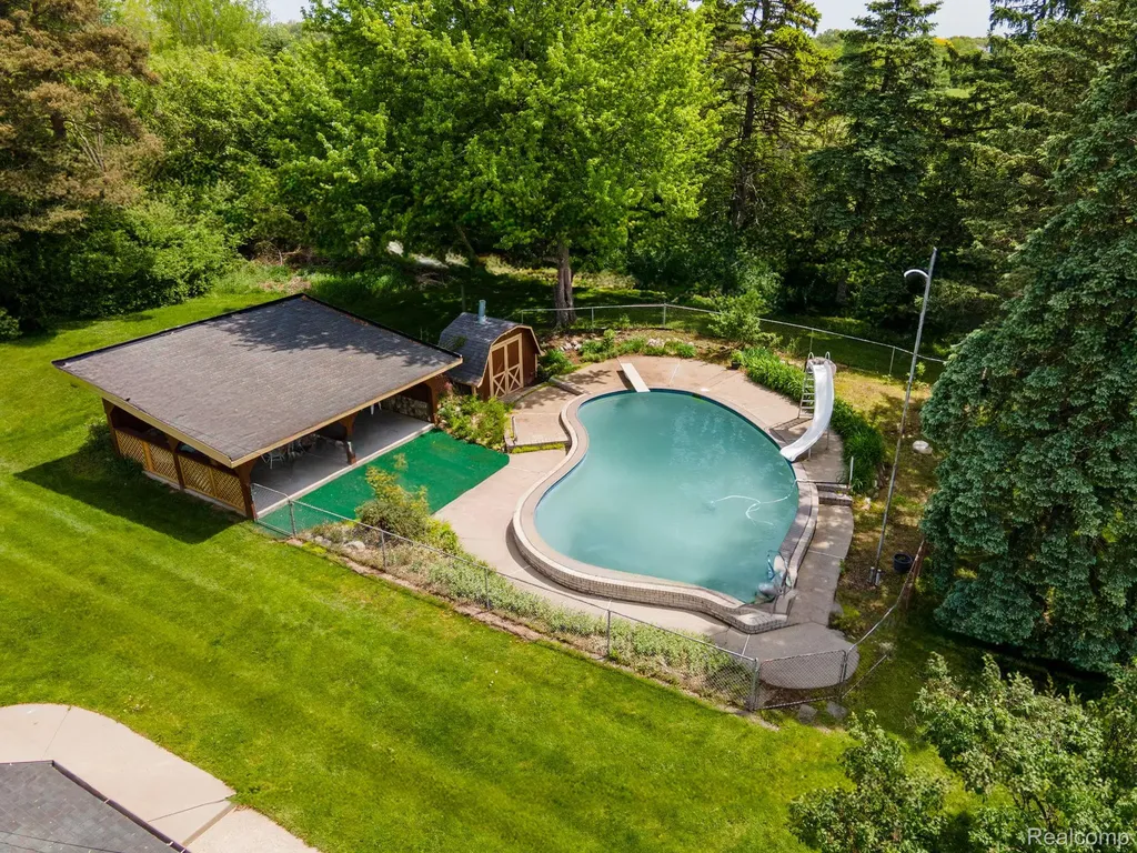 5871 Brewster Road Oakland Charter Township MI 48306