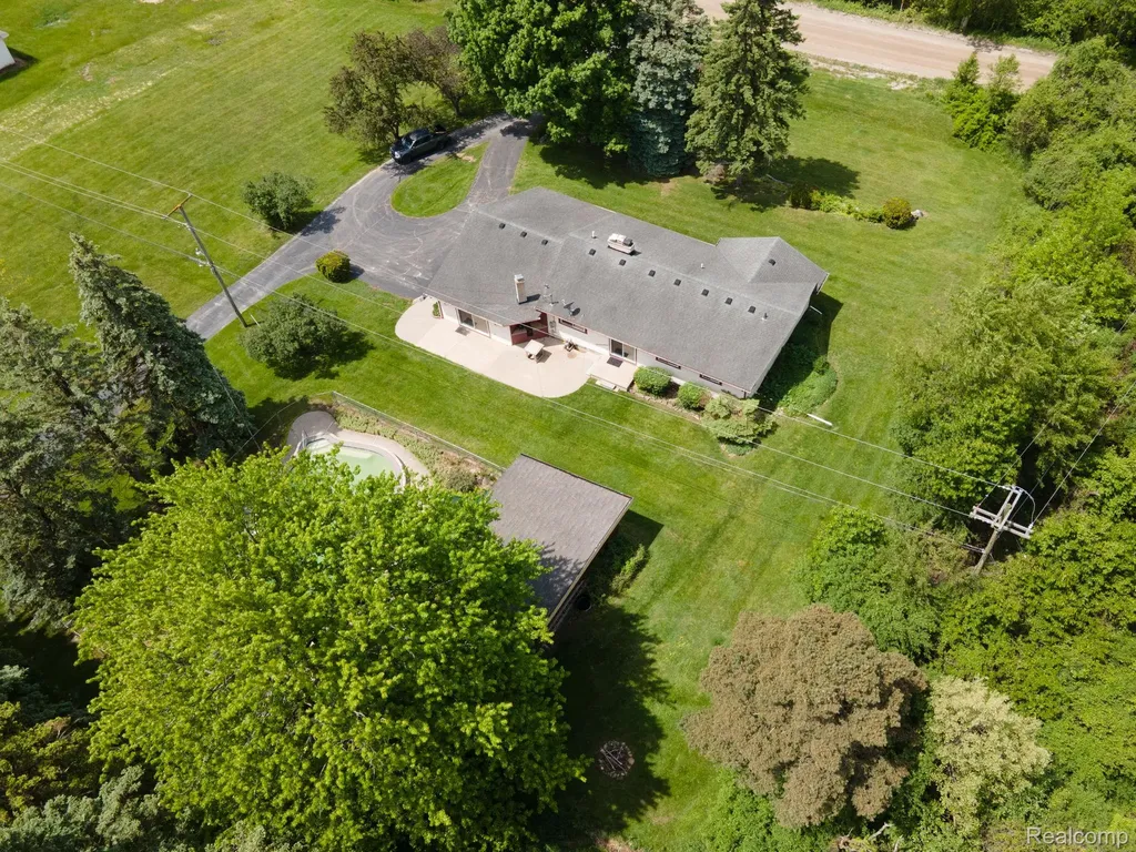 5871 Brewster Road Oakland Charter Township MI 48306