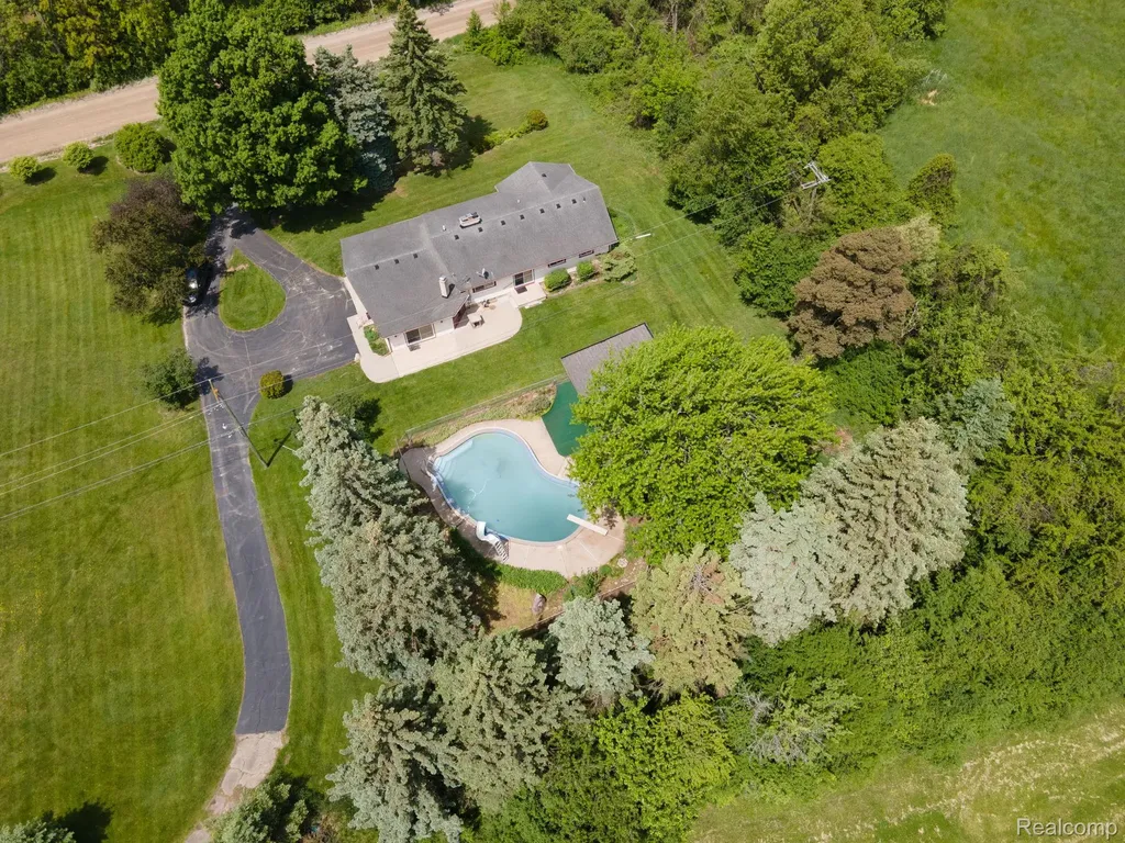5871 Brewster Road Oakland Charter Township MI 48306