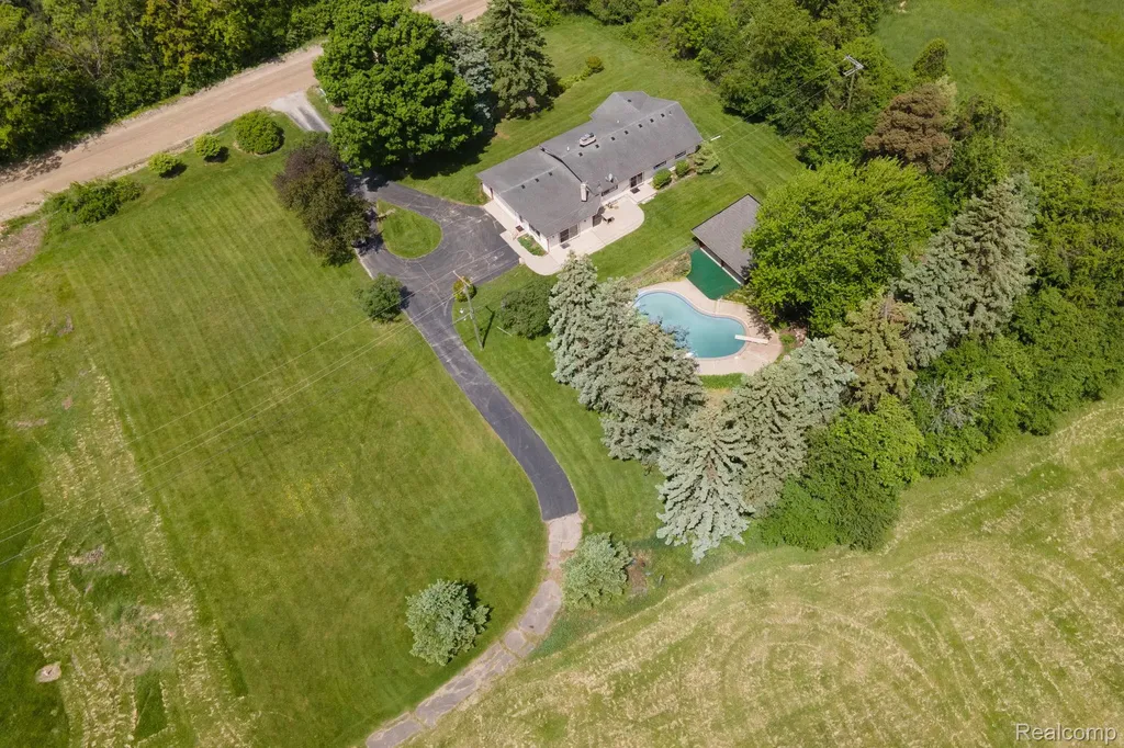 5871 Brewster Road Oakland Charter Township MI 48306