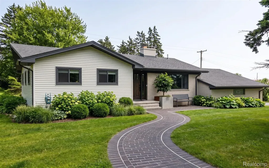 5871 Brewster Road Oakland Charter Township MI 48306