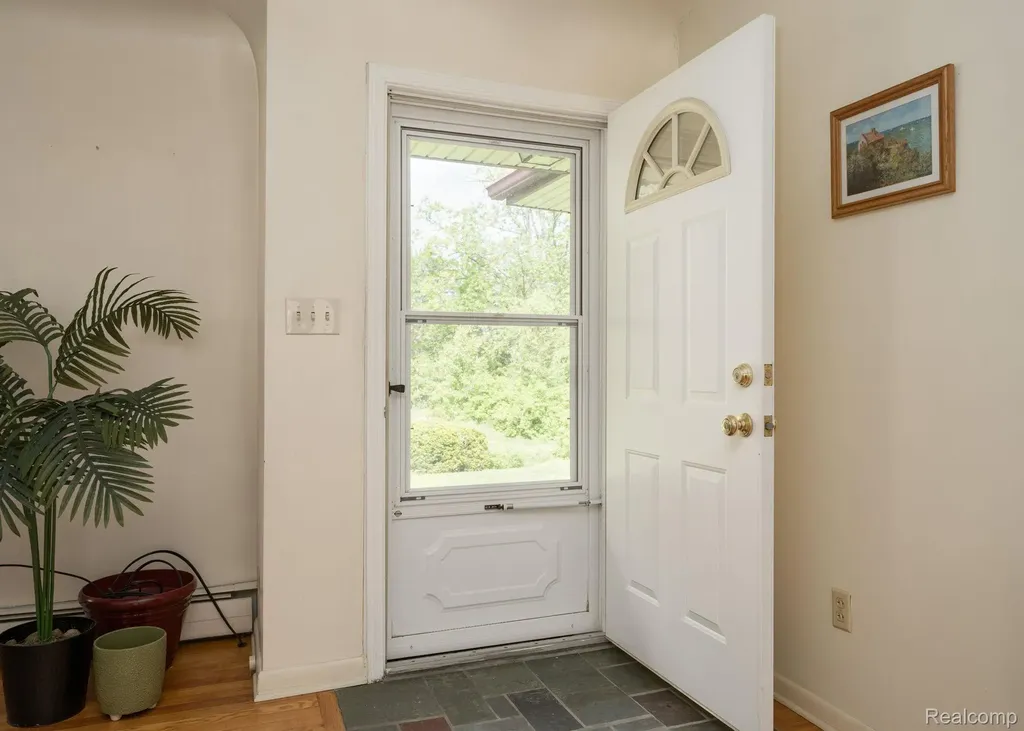 5871 Brewster Road Oakland Charter Township MI 48306
