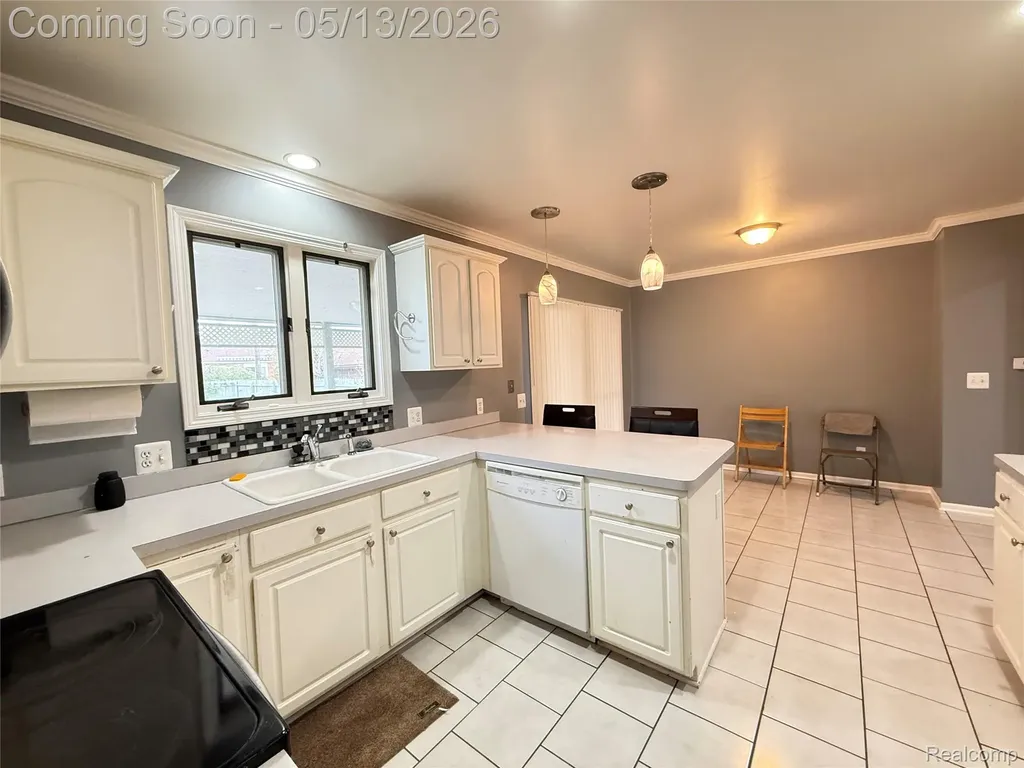 8334 Mckinley Center Line City MI 48015