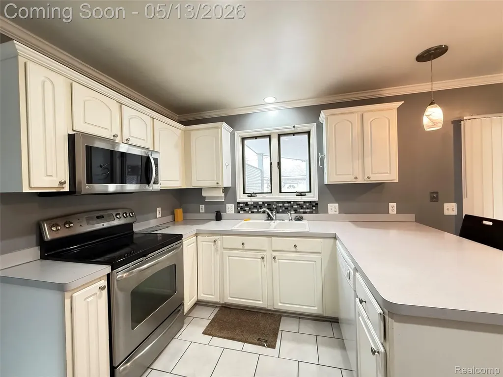 8334 Mckinley Center Line City MI 48015