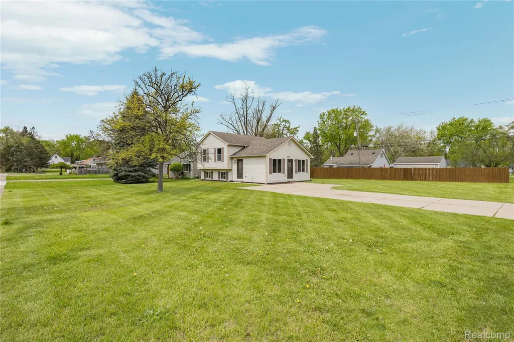 2660 Pontiac Lake Road Waterford Charter Township MI 48328