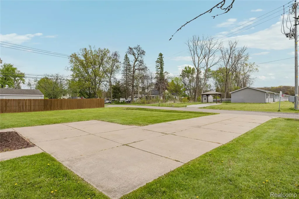 2660 Pontiac Lake Road Waterford Charter Township MI 48328