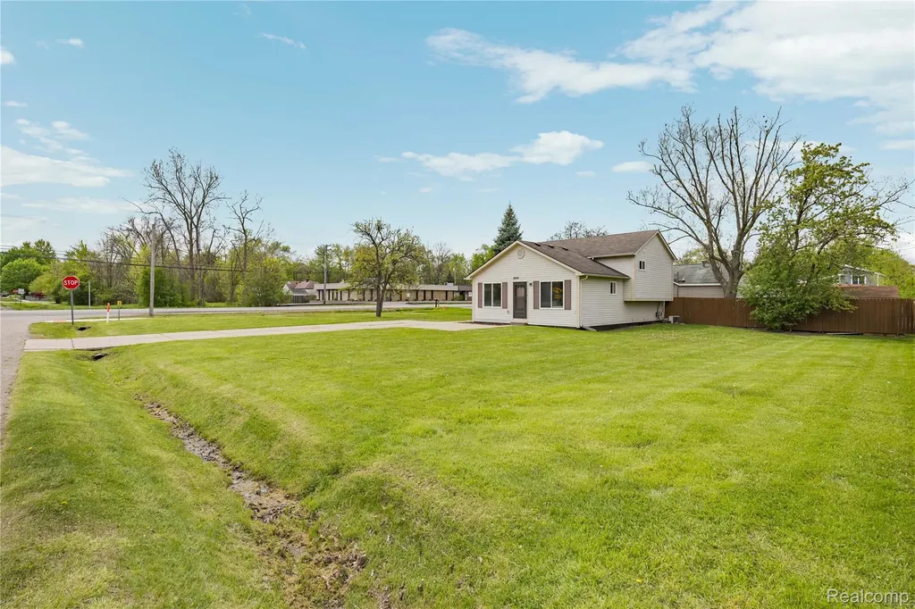 2660 Pontiac Lake Road Waterford Charter Township MI 48328