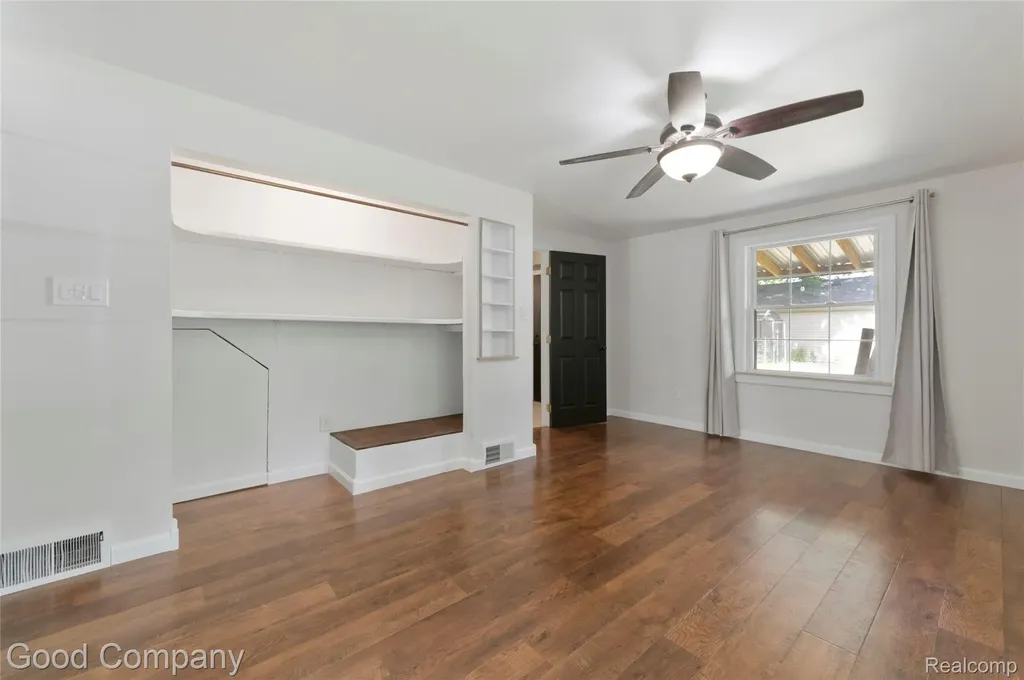 20335 Purlingbrook Street Livonia City MI 48152