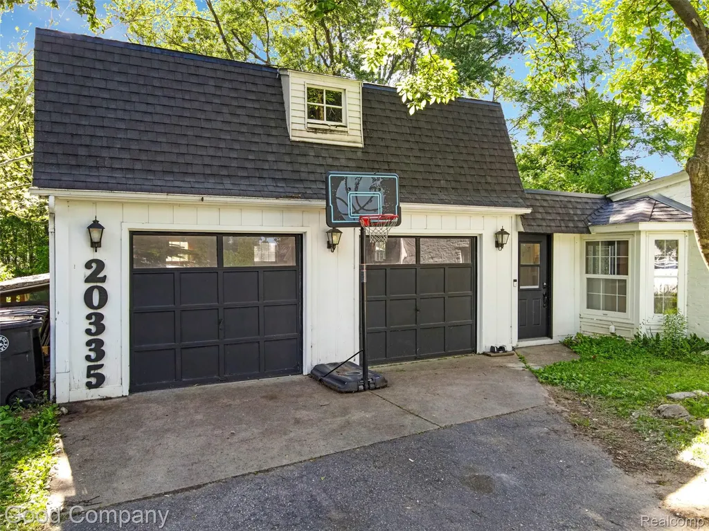 20335 Purlingbrook Street Livonia City MI 48152