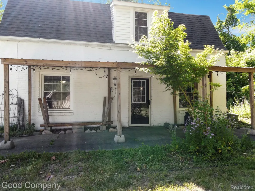 20335 Purlingbrook Street Livonia City MI 48152