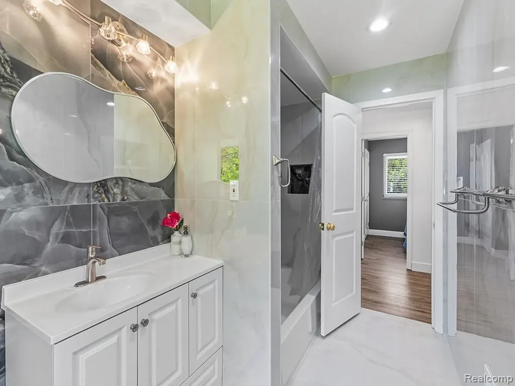 17361 W Outer Drive Dearborn Heights City MI 48127