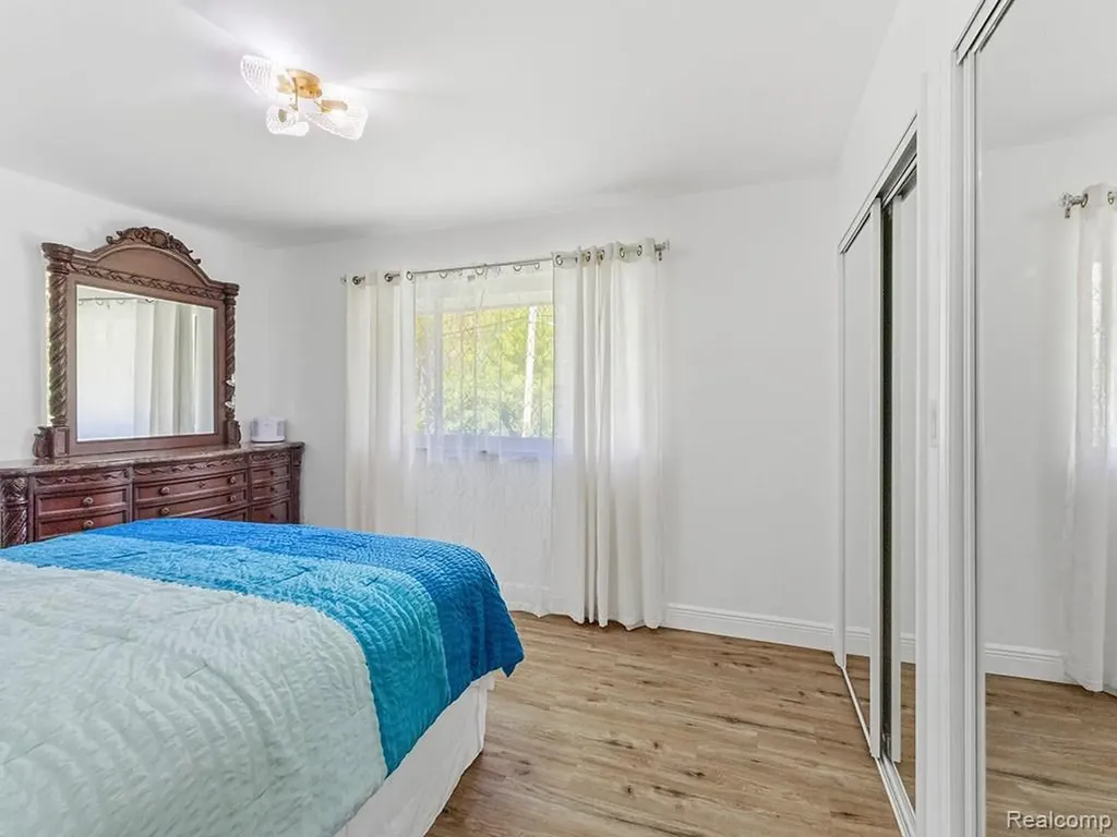 17361 W Outer Drive Dearborn Heights City MI 48127