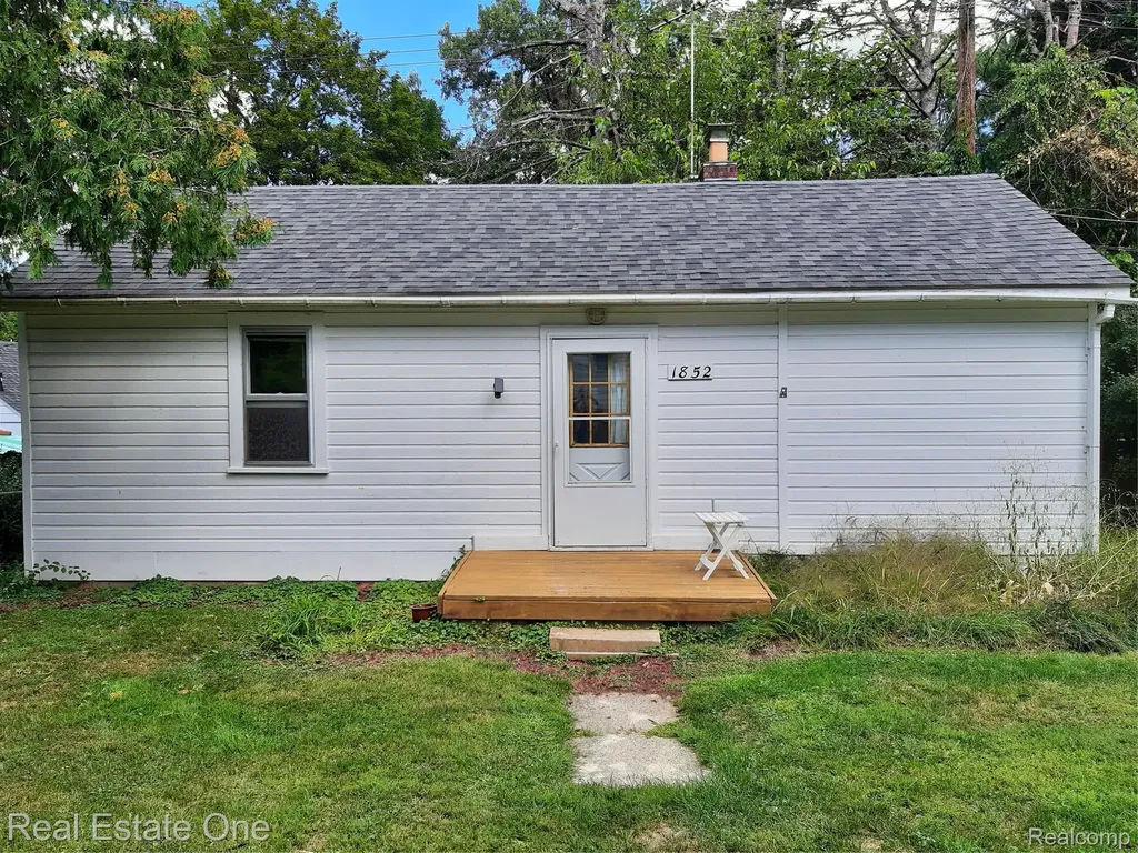 1850 + 1852 Ward Road Bloomfield Charter Township MI 48302