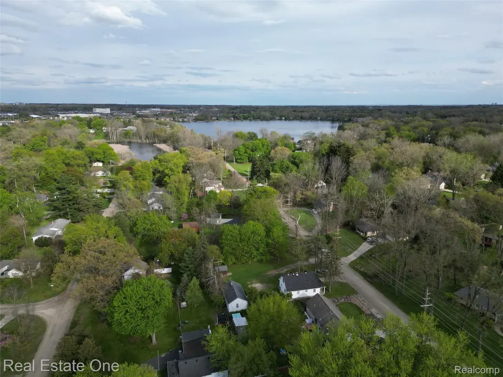 1850 + 1852 Ward Road Bloomfield Charter Township MI 48302
