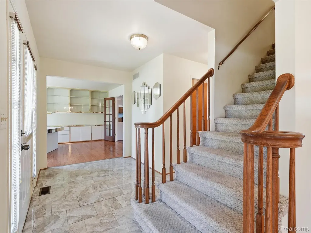 1280 Falcon Drive Troy City MI 48098