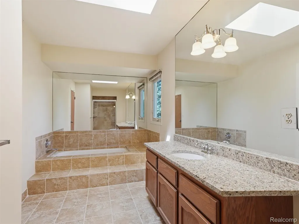 1280 Falcon Drive Troy City MI 48098