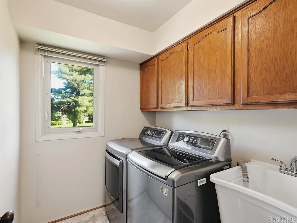 1280 Falcon Drive Troy City MI 48098
