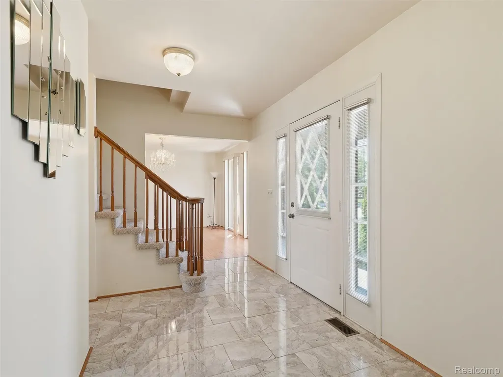 1280 Falcon Drive Troy City MI 48098