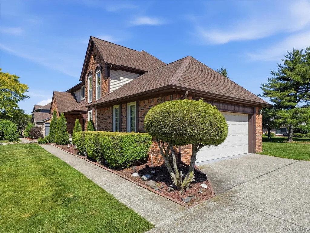 1280 Falcon Drive Troy City MI 48098