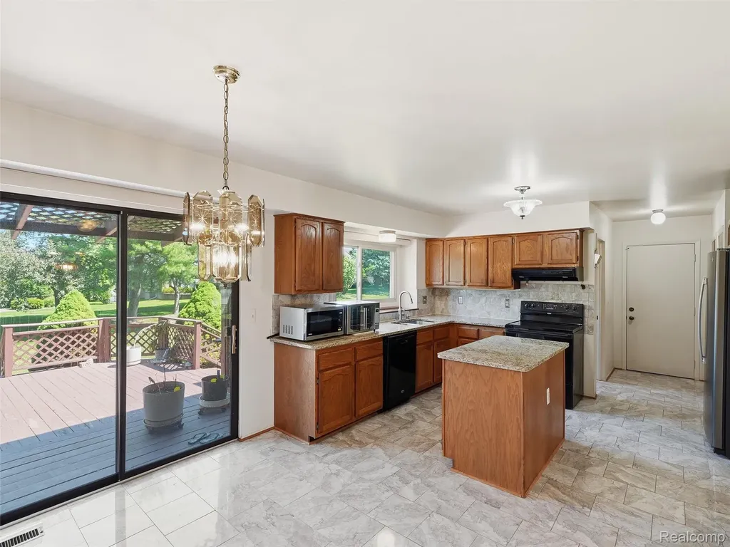 1280 Falcon Drive Troy City MI 48098