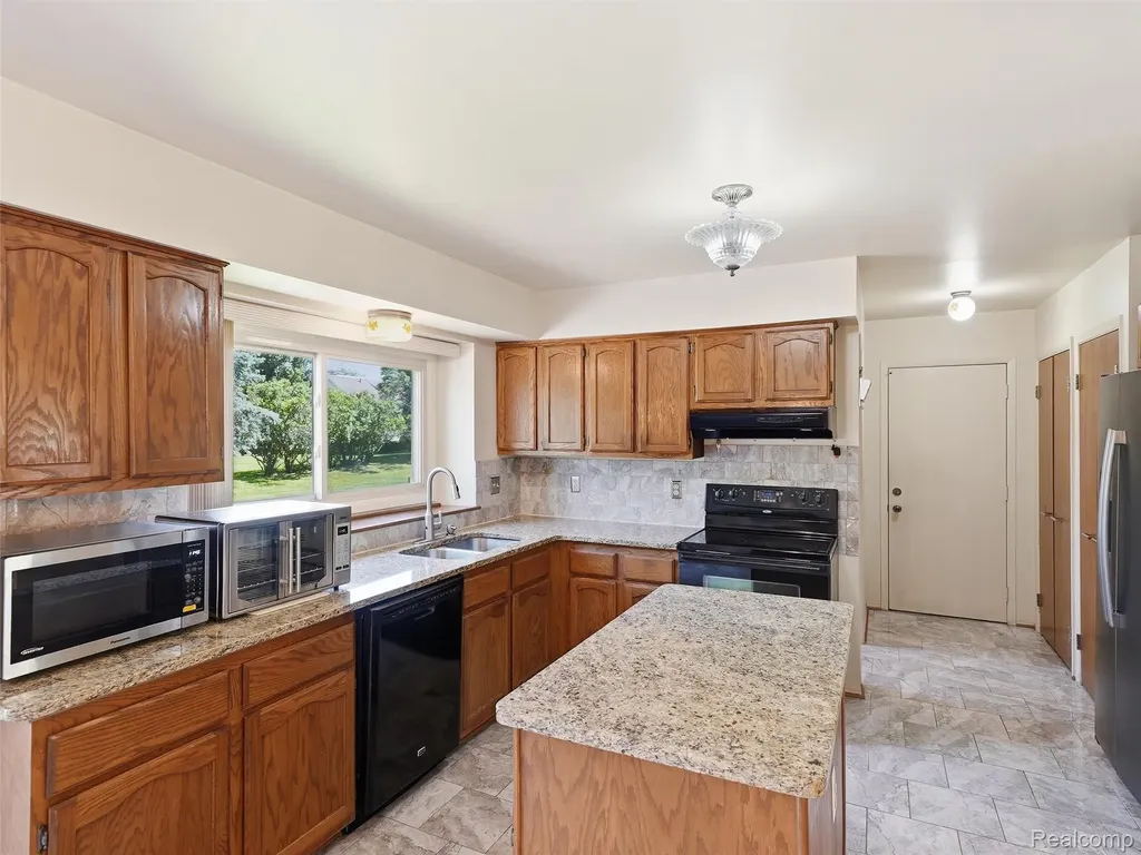 1280 Falcon Drive Troy City MI 48098