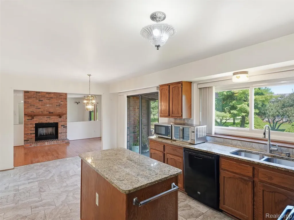 1280 Falcon Drive Troy City MI 48098