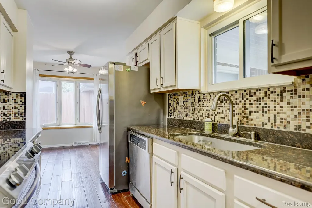 11493 Warren Boulevard Warren City MI 48089