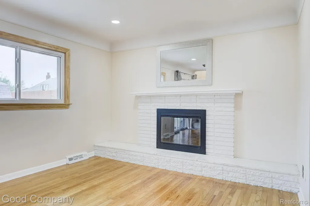 11493 Warren Boulevard Warren City MI 48089