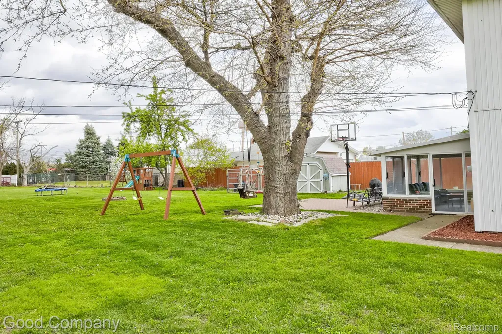 11493 Warren Boulevard Warren City MI 48089