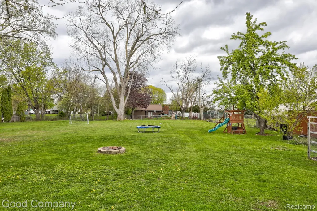 11493 Warren Boulevard Warren City MI 48089