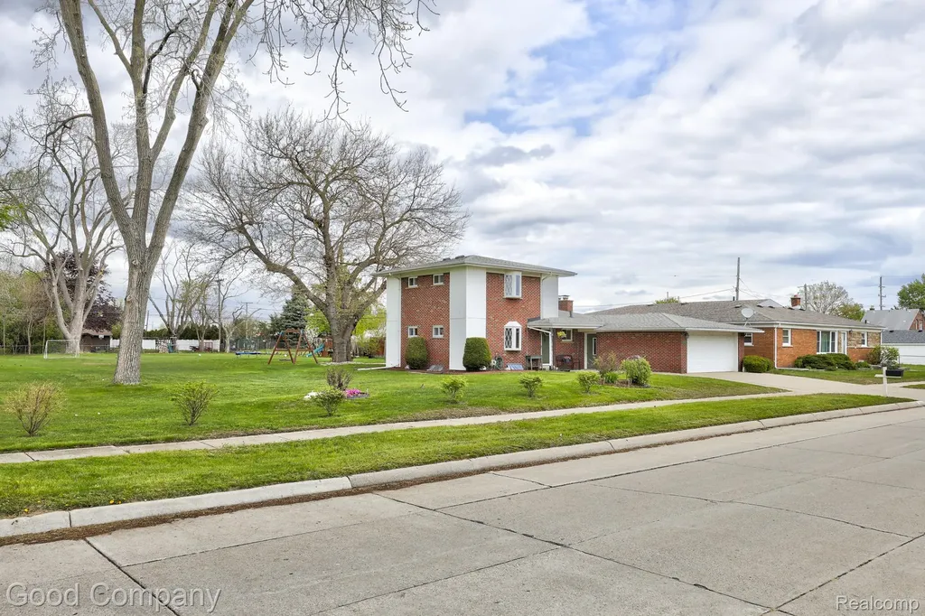 11493 Warren Boulevard Warren City MI 48089