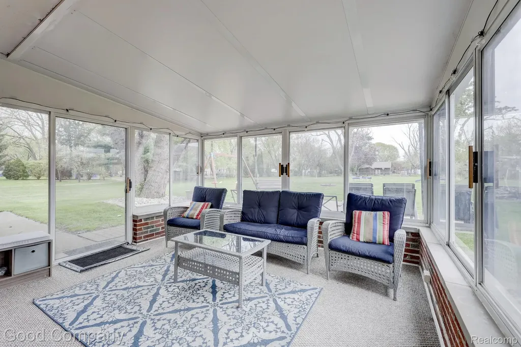 11493 Warren Boulevard Warren City MI 48089