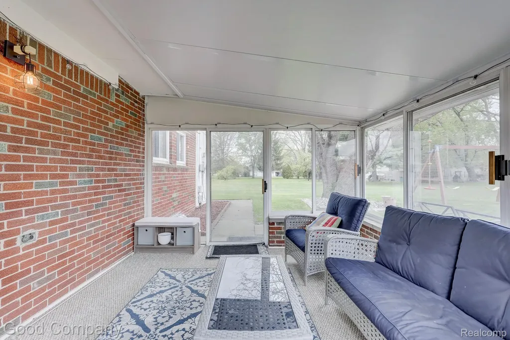 11493 Warren Boulevard Warren City MI 48089