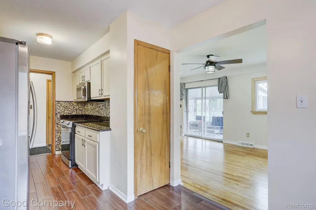 11493 Warren Boulevard Warren City MI 48089