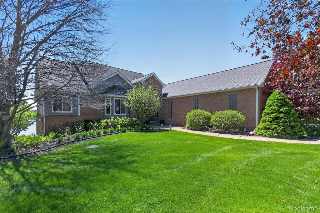 8955 Sandy Ridge Drive White Lake Charter Township MI 48386