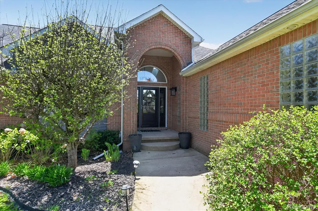 8955 Sandy Ridge Drive White Lake Charter Township MI 48386